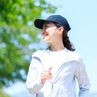 運動している女性の画像